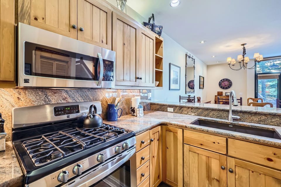 254 Alpen Rose Pl unit 8712 - Web Quality - 010 - 12 Kitchen