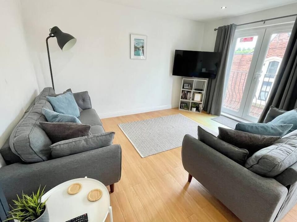 Living Area with Smart TV (3)