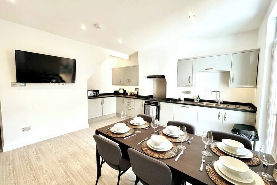 Kitchen and Dining Area (1)
