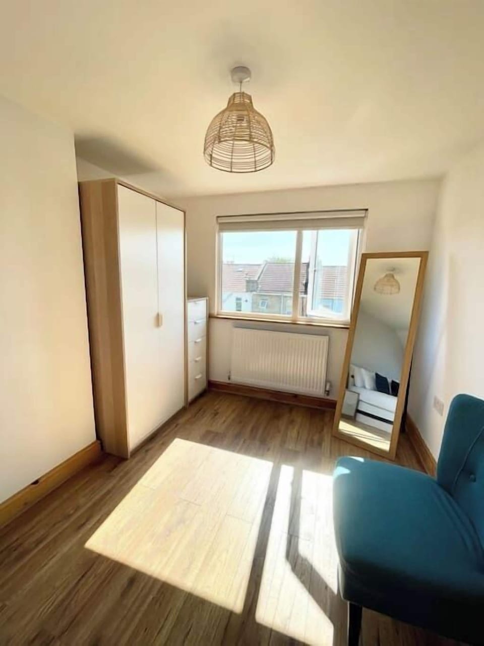 Bedroom with double bed (2)