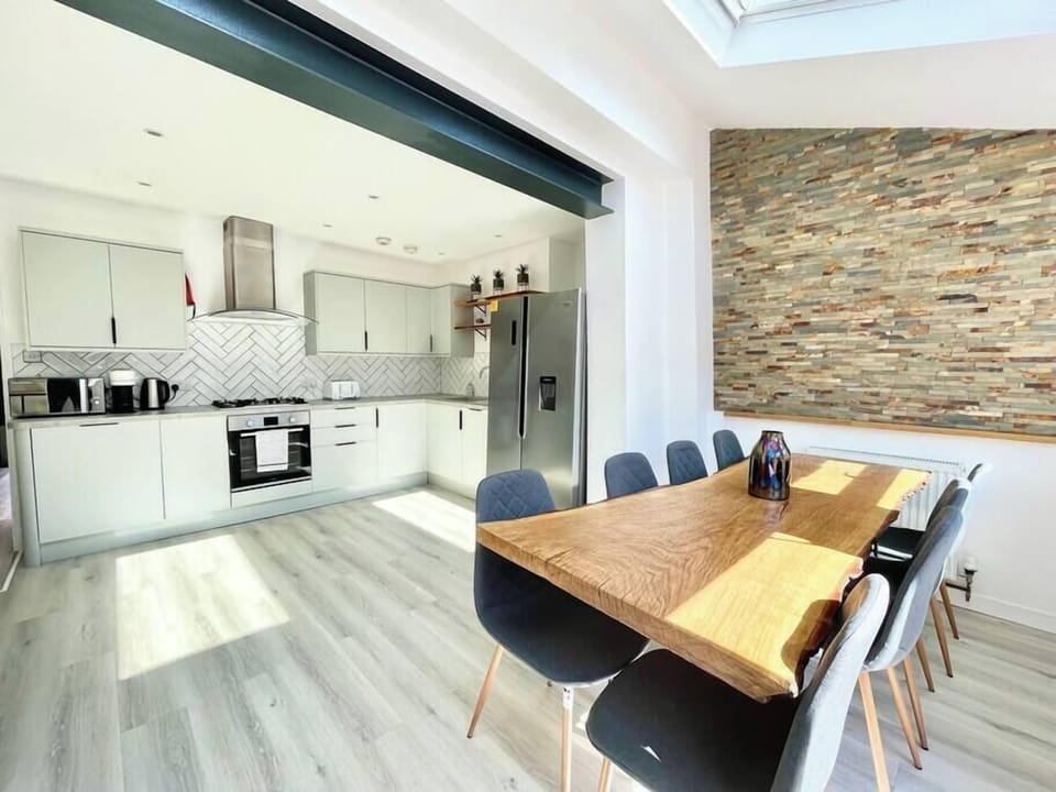 Spacious kitchen and dining area (3)