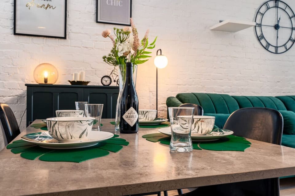 Dining Area | Book Now with RENTUJEMY.COM