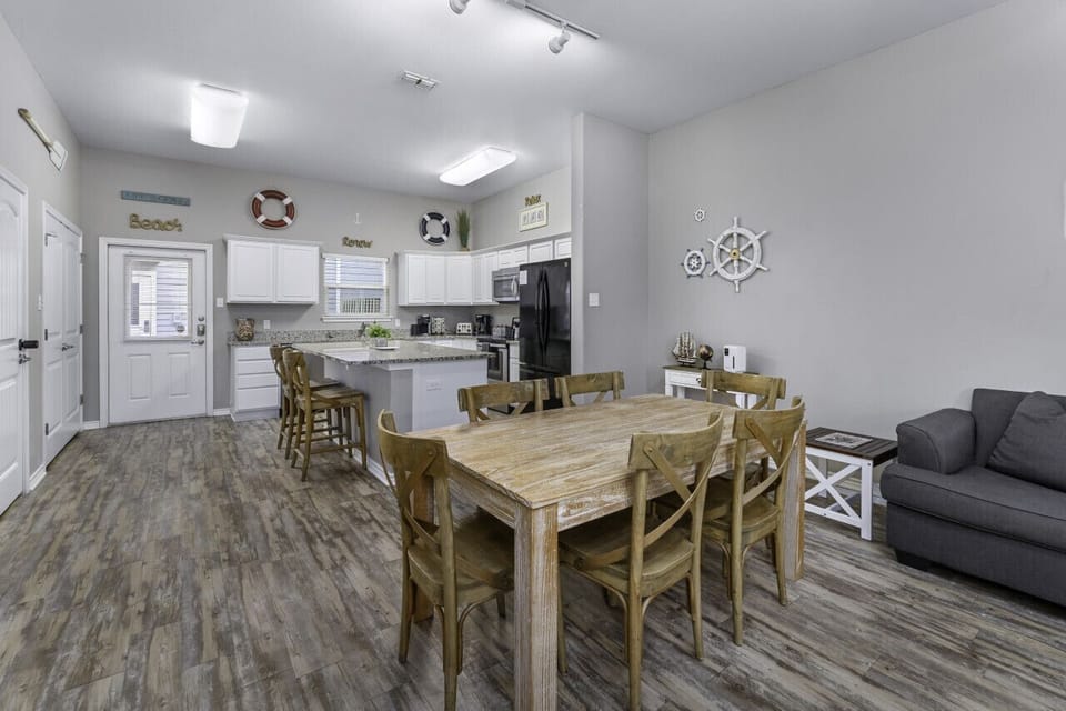 Rustic meets coastal for a stylish dining experience.