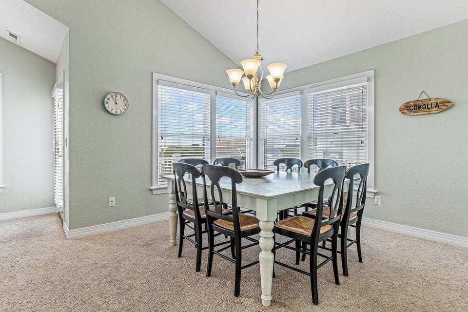 Spacious dining area that comfortably seats 8.