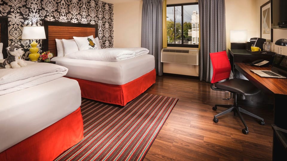 2 Queen beds