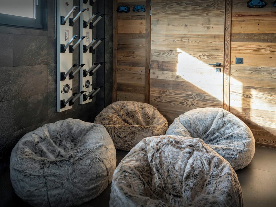 Ski & TV room