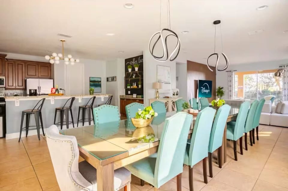 🍽️ Celebrate in Style! Elegant dining area with seating for up to 18 guests — perfect for big family dinners, friends’ reunions, and unforgettable holiday celebrations in style and comfort. ✨🥂