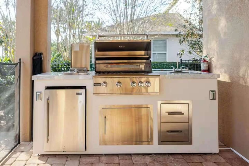 🔥 Outdoor Chef’s Dream! Fire up the 32" professional propane grill, prep on the built-in sink and side burner, and keep drinks cold in the outdoor fridge — perfect for BBQing that juicy steak under the Florida sun! 🍔🥩☀️
