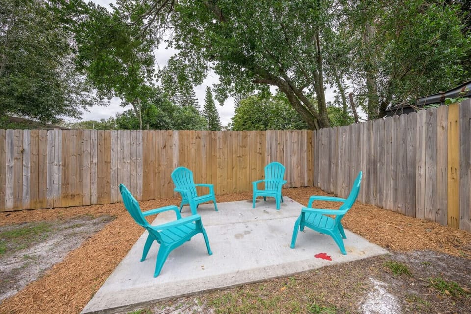 🚭 Designated Smoking Area: This shared outdoor space is the designated smoking area for guests. Please clean as you go and dispose of cigarette butts properly — no littering on the ground.