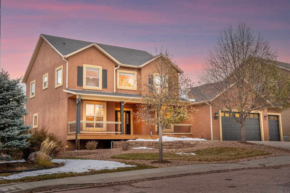 Welcome to The North Gate Retreat! 5 Bedroom, 4 bathroom, two living rooms, wet bar and pet friendly!