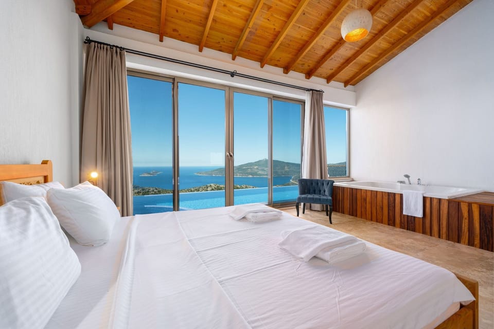Double bedroom with views and jetted tub