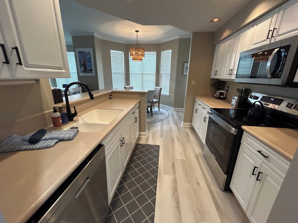 Full kitchen, new appliances including oven with air fryer & stocked essentials 