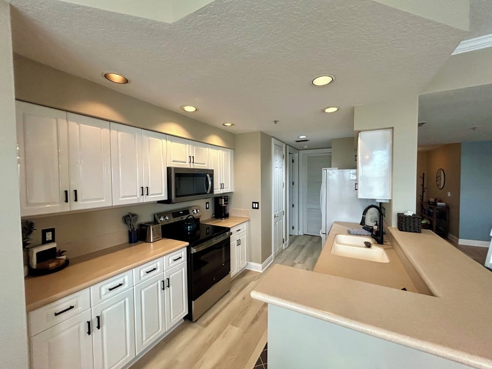 Full Kitchen, with large pantry, new Ninja coffeemaker with kpod or pot ability