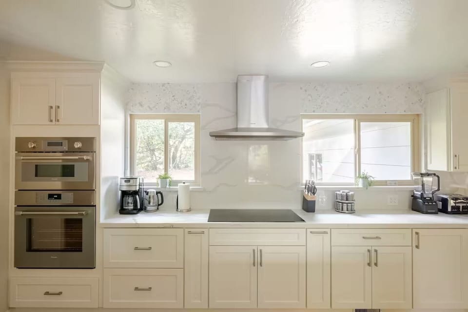 Fully updated Chef’s kitchen