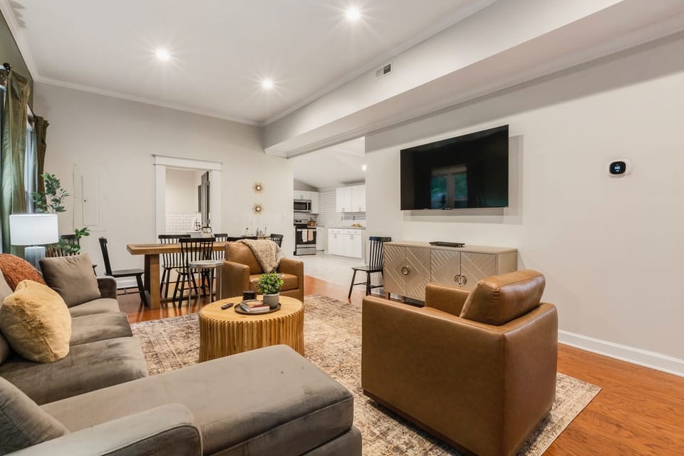 Open Layout. Living Room, Kitchen and Foyer.