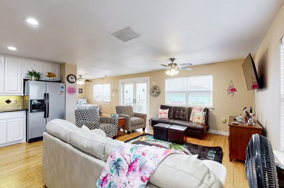 Spacious, cozy, and full of entertainment—enjoy board games, movies, and more!