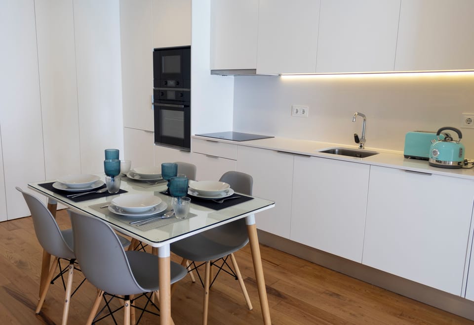Cozinha: mesa e bancada