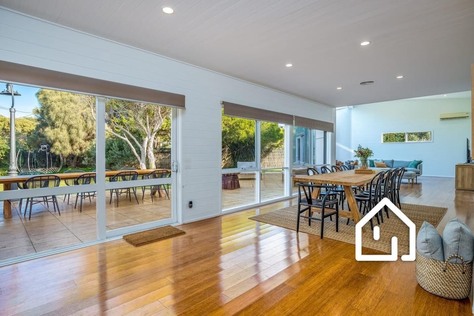 Indoor dining for 10 