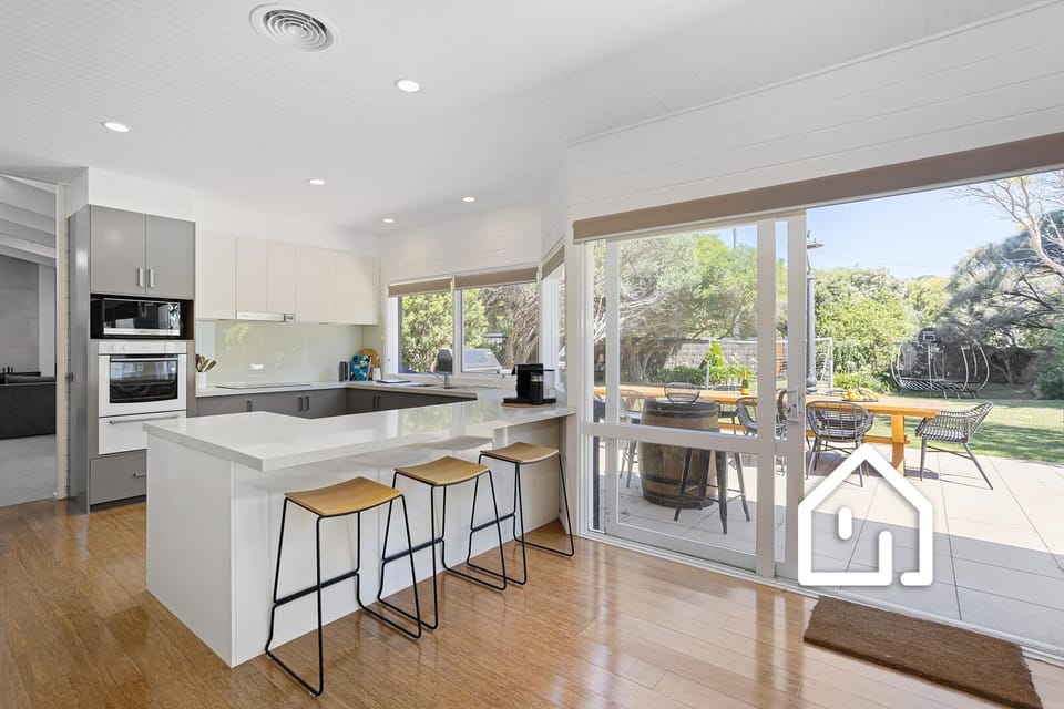 Well-appointed modern kitchen with breakfast bar for 3