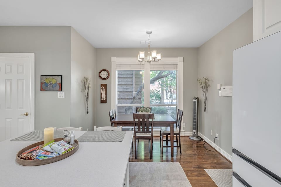 Dining Room, Dining Table, Furniture, Indoors, Room