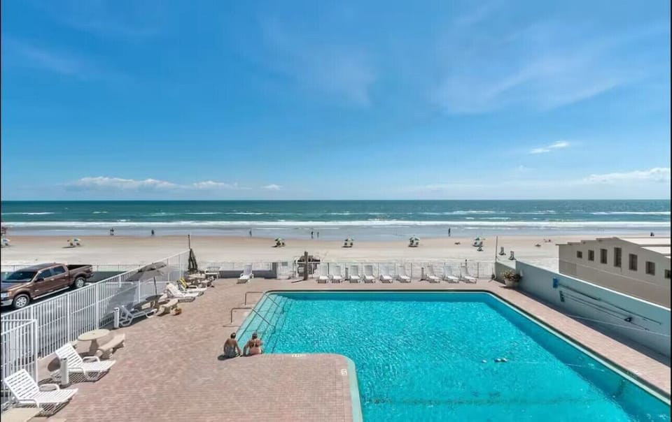 Private balcony facing the Ocean! 