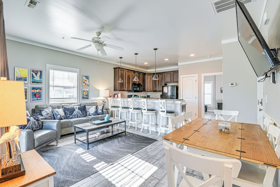 Dining Area | Dishware/Flatware Provided | 1st Floor