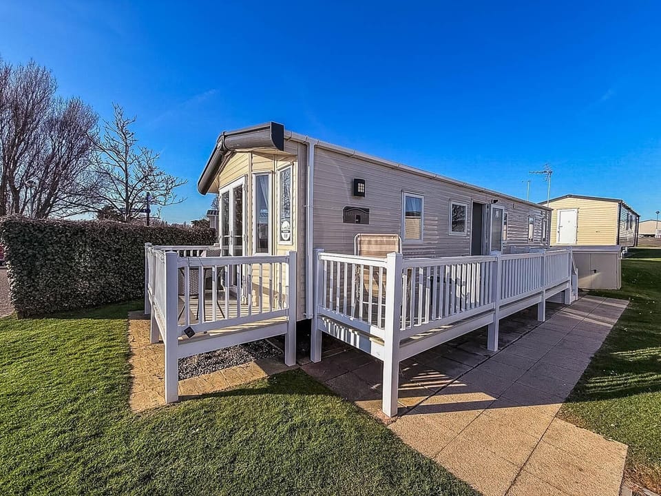 Haven Hopton Holiday Village is the ideal destination for last minute caravan holidays, offering cosy static caravans with decking and easy access to the picturesque Norfolk Coastline. .