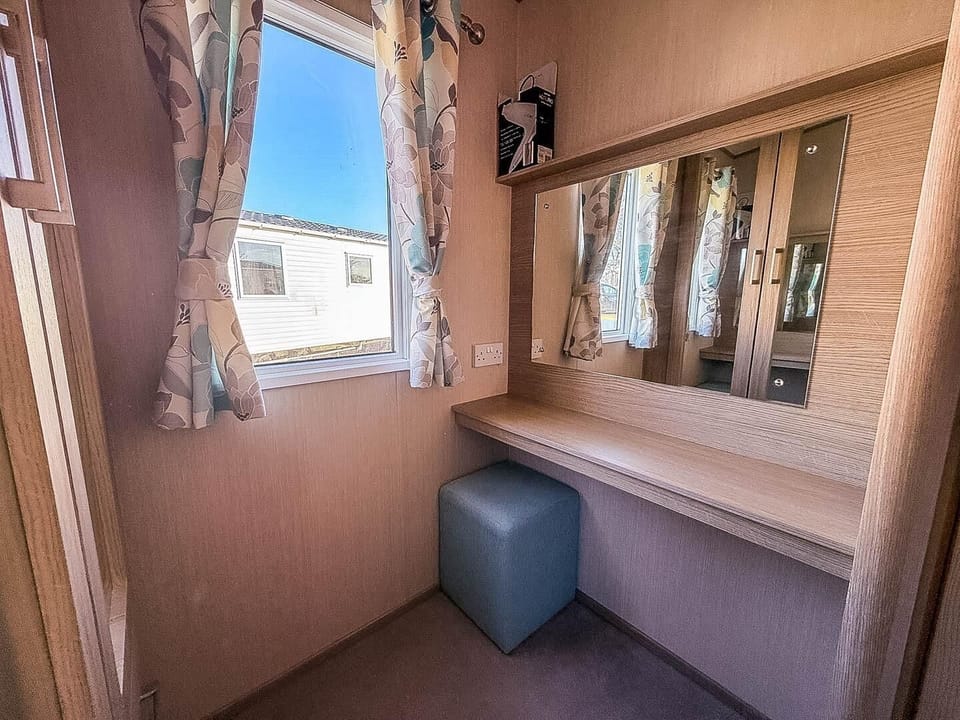 Book your caravan holidays UK at Hopton Holiday Village Great Yarmouth today and enjoy the perfect mix of last minute breaks, family fun, and the beauty of Norfolk beaches.