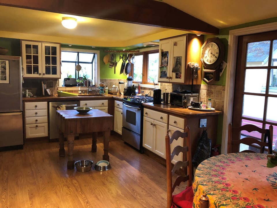 Fully equipped kitchen.