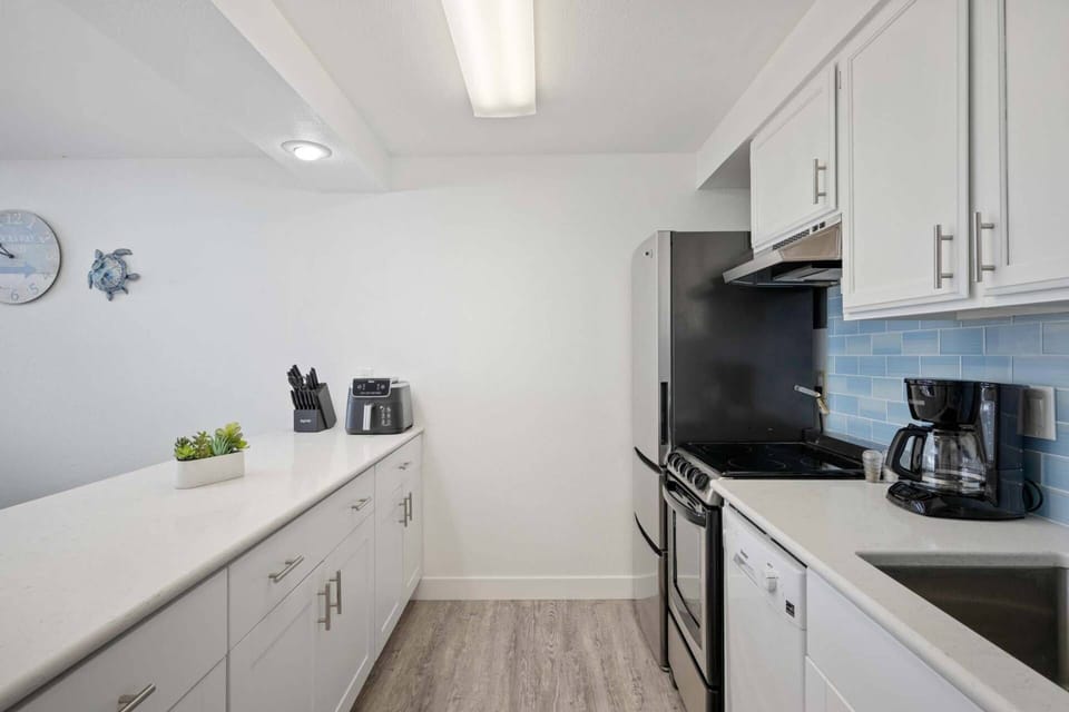 Cook delicious meals for breakfast, lunch, and dinner in this fully equipped kitchen. We suggest grabbing some seafood from a local market.