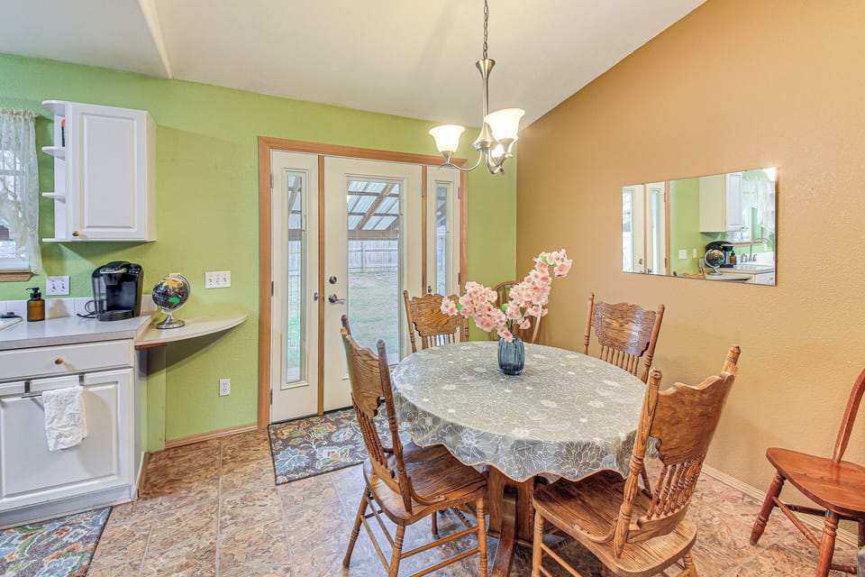 Dining Area | Dishware & Flatware Provided