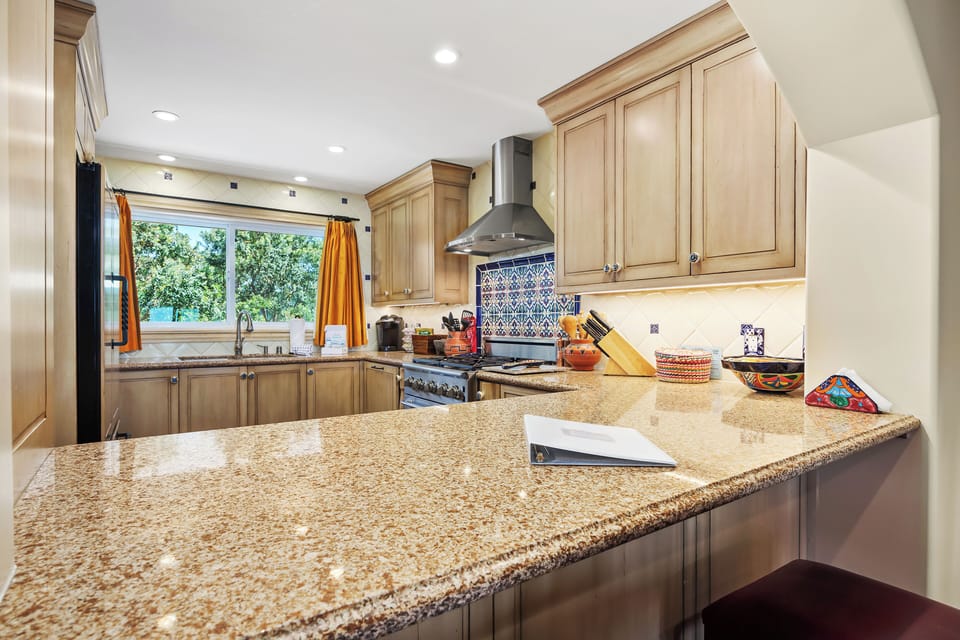 Kitchen and Breakfast Bar