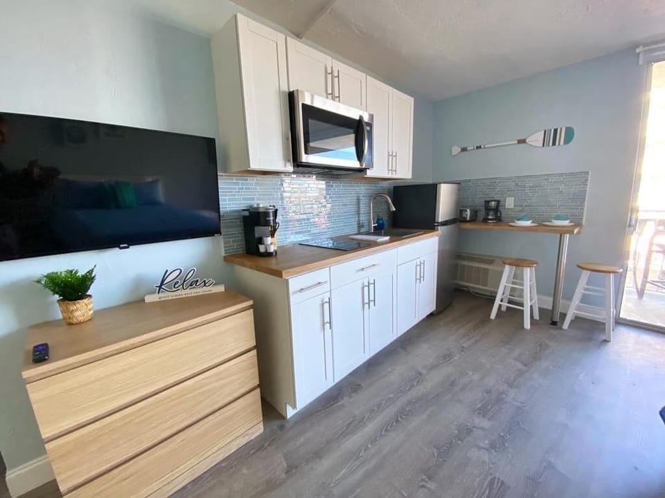 Apartment includes linens, towels, 43" inch SmartTV