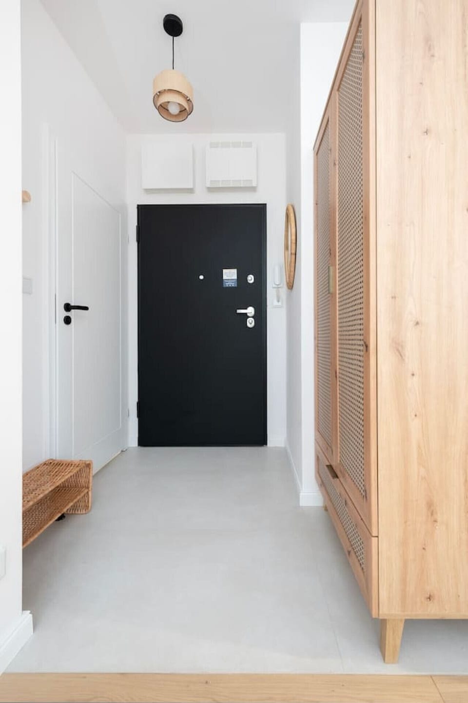 Closet | Book Now with RENTUJEMY.COM