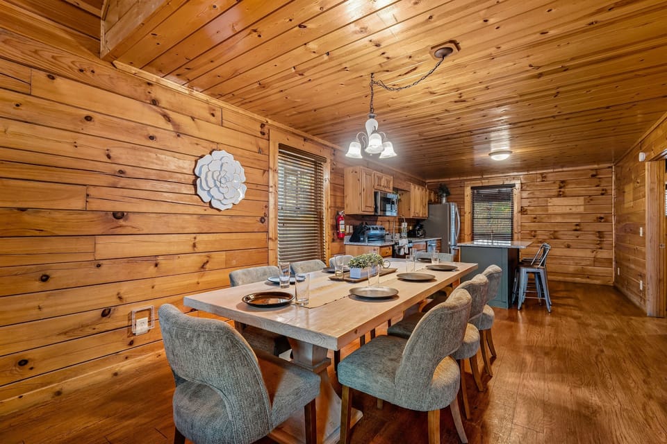 Table for 8 people + additional chairs at the kitchen counter