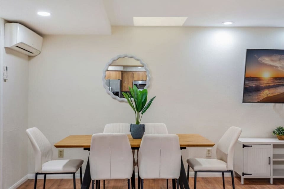 Dining table (6 seats)