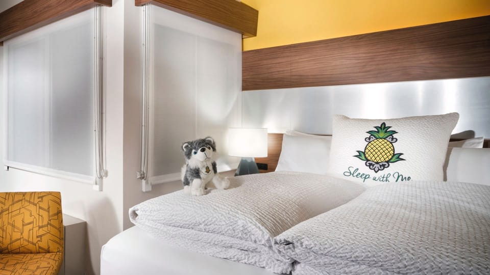 1 Queen Bed