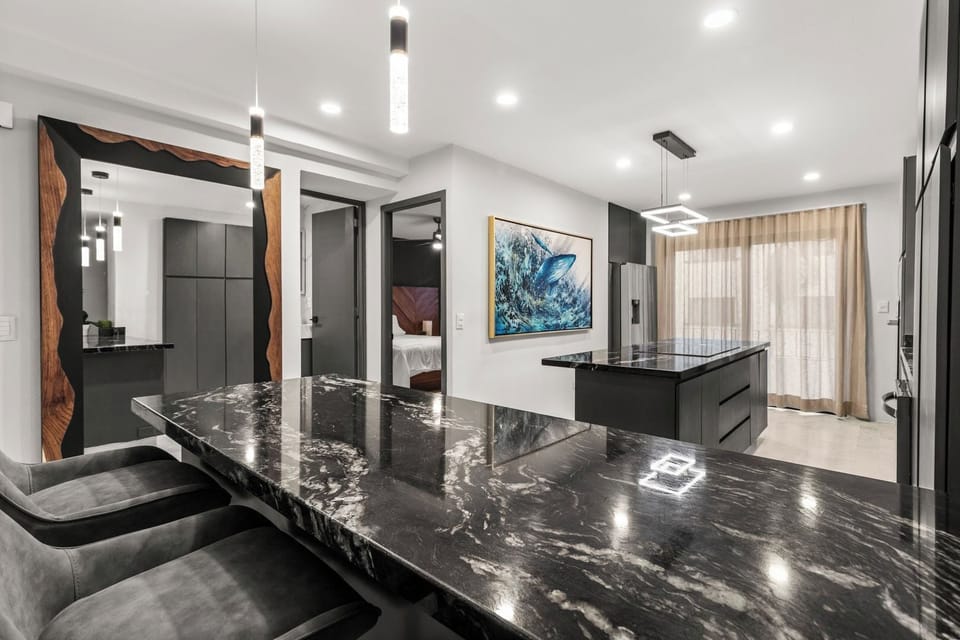 Bar Seating for 4, spacious kitchen