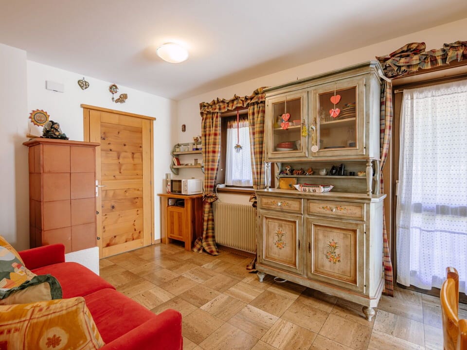 Sky, Plant, Building, Mountain, House, Window, Wood, Slope, Urban Design, Residential Area