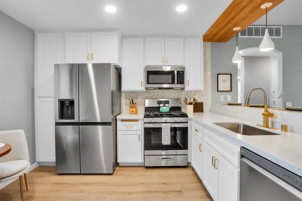Step into a chef's paradise with this stylish, well-appointed modern kitchen. Featuring stainless steel appliances, sleek countertops, & ample cabinet space, it's the perfect space to cook & gather with family & friends, creating delicious memories!