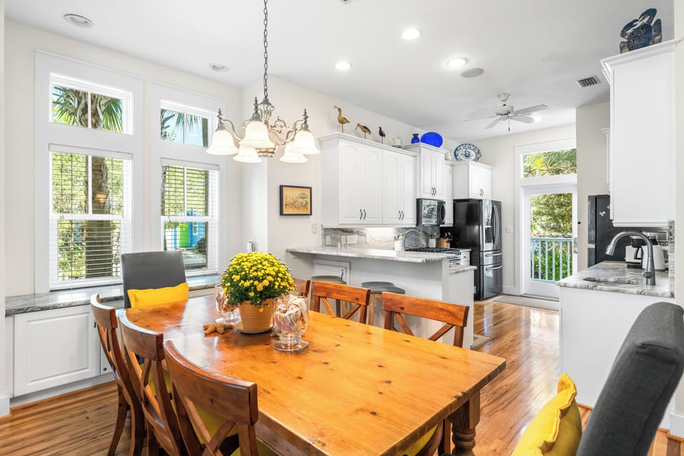 Dining area looking toward kitchen