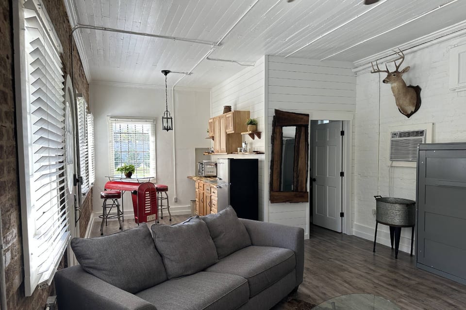 Welcome to Wildwood Hangout - across the street from hang gliding and Valley Venues