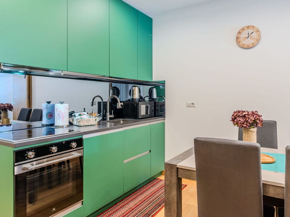 Kitchen, Kitchen Appliance, Countertop, Interior Design, Major Appliance, Cabinetry, Wood, Flooring, Furniture, Kitchen Stove