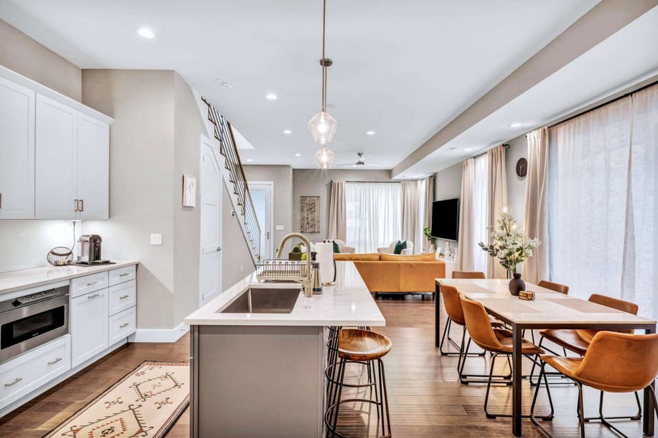 Cook, Chill, Connect.

Whip up a feast, share laughs around the table, or kick back in the sun-soaked lounge—this stylish, open-concept space is made for unforgettable moments with family or friends!