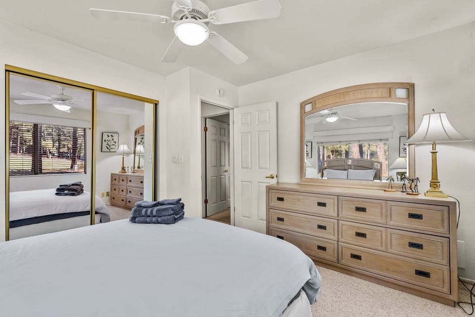 Guest bedroom with queen sized bed