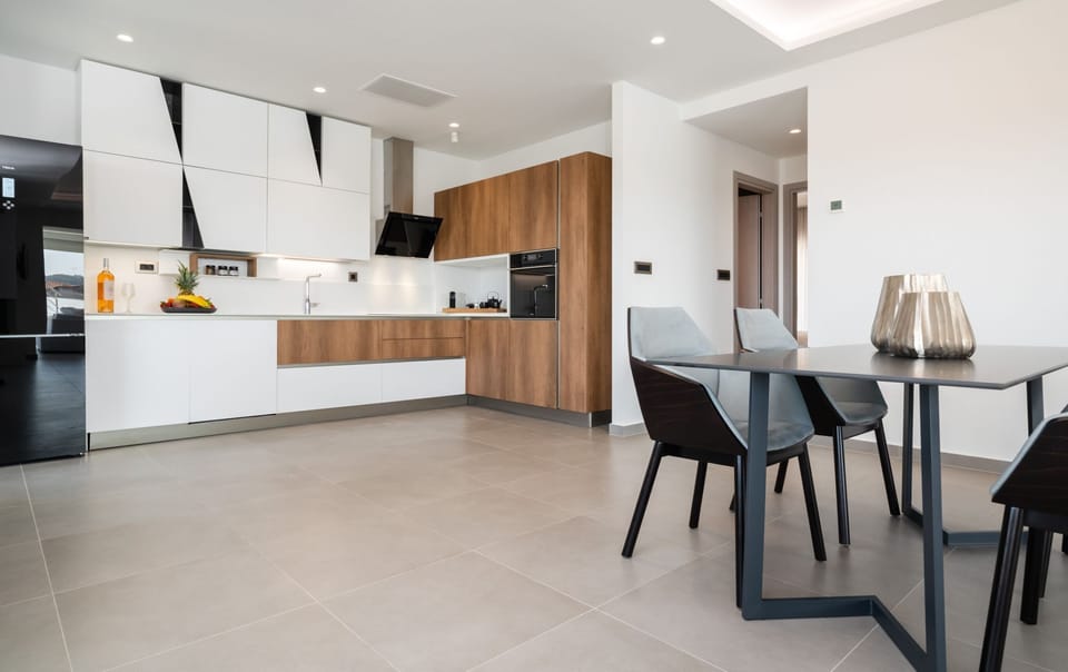 Open plan full kitchen with indoor dining area
