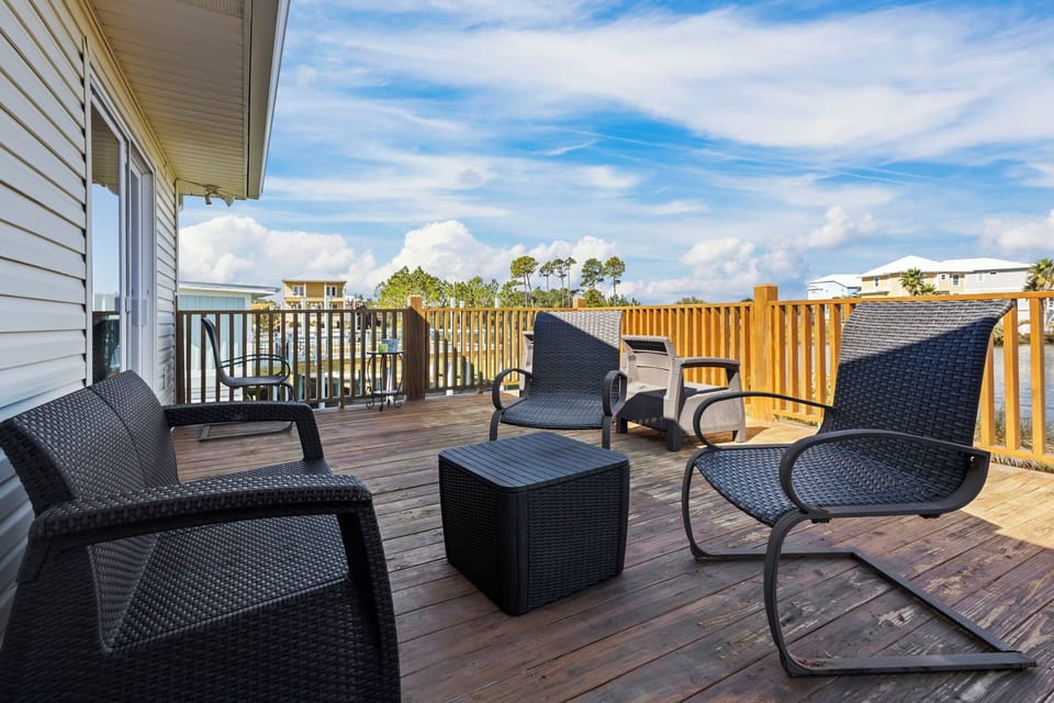 Unwind Upper Deck Area