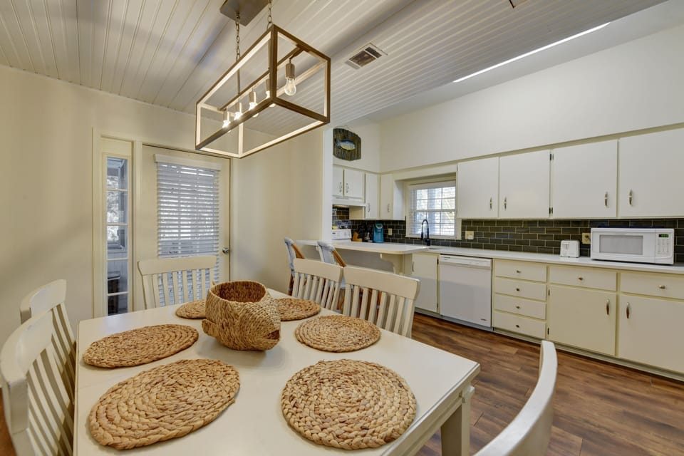 Tipsy Turtle - main level dining room with access to screened in porch
