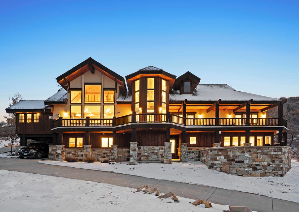 This 7 bedroom / 5.5 bathroom hillside retreat sleeps 18