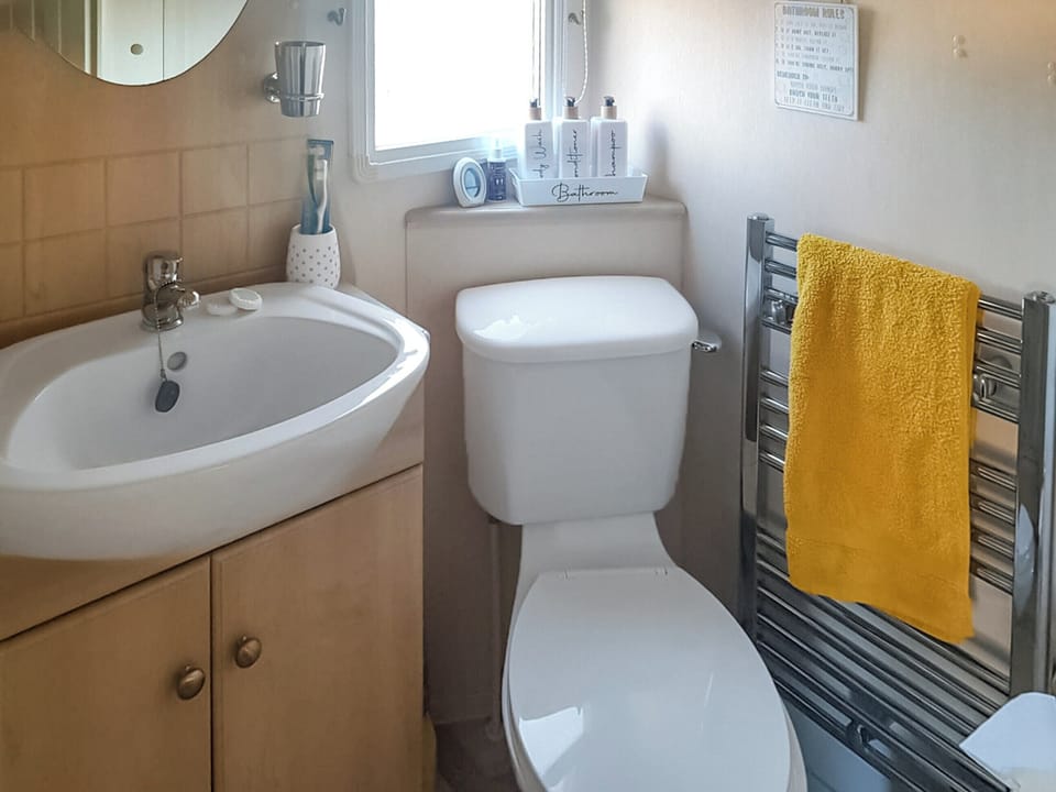 Bathroom | Roe Meadow 3 - K & J&rsquo;s Hot Tub Retreats, Newton Stewart
